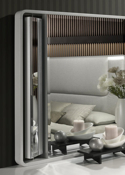 B023 - Mirror - Cool Gray